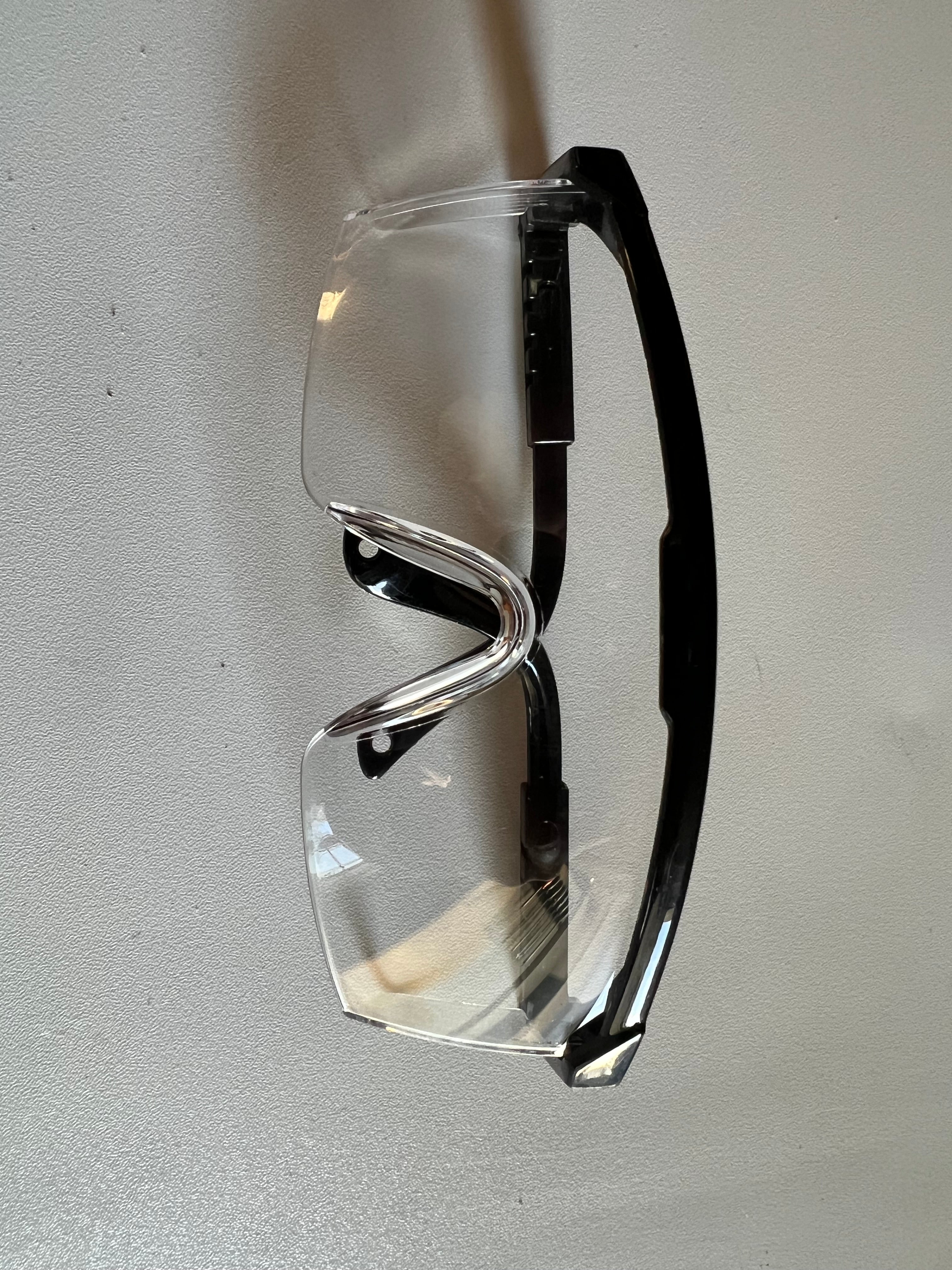 Schutzbrillen mit schwarzem Rand