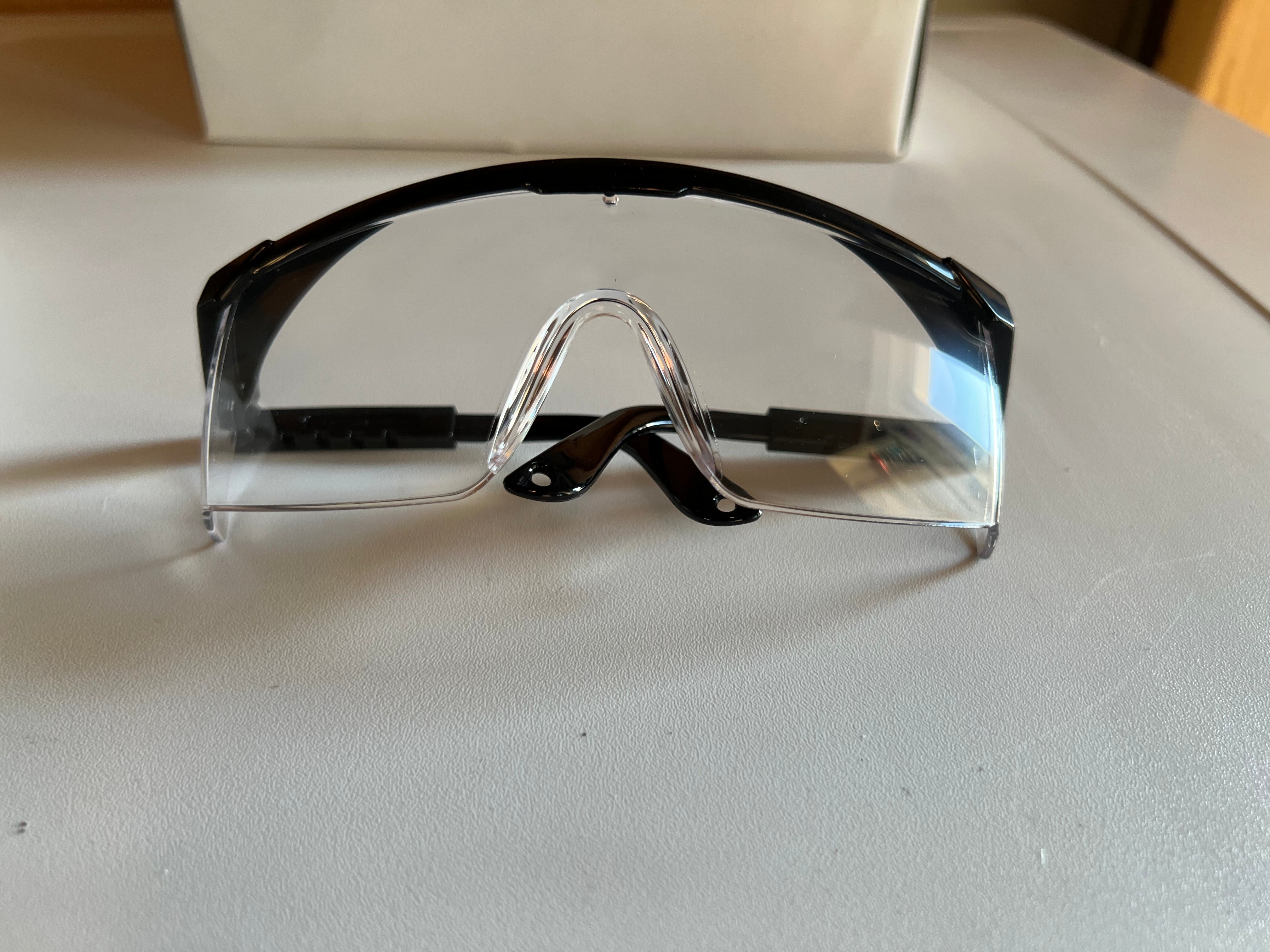 Schutzbrillen mit schwarzem Rand